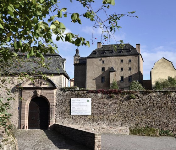Eingangstor Schloss Malberg Start der Lauschtour, © Tourist-Information Bitburger Land
