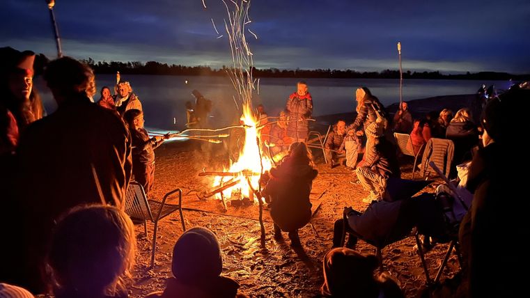 Menschen am Lagerfeuer