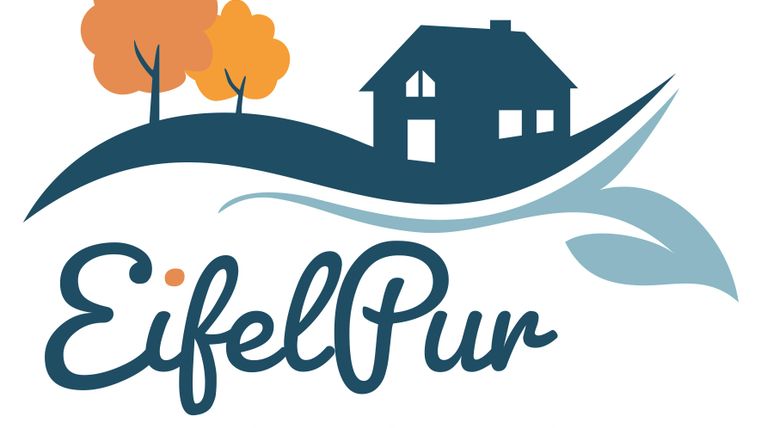 Een gestileerd logo van "EifelPur" met een huis en bomen. Het staat voor een wellness-vakantieappartement in de Eifel.