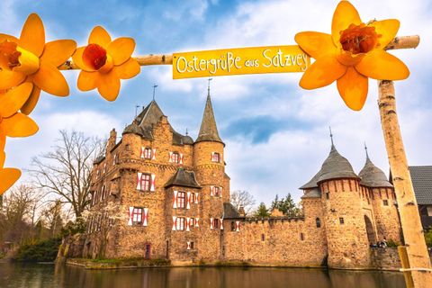 Fotorahmen mit österlichem Motiv vor der Burg Satzvey