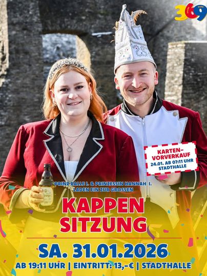 Zwei fröhliche Personen in festlicher Kleidung posieren vor einer Steinhintergrund. Sie halten Getränke in den Händen und bereiten sich auf die Kappensitzung vor.