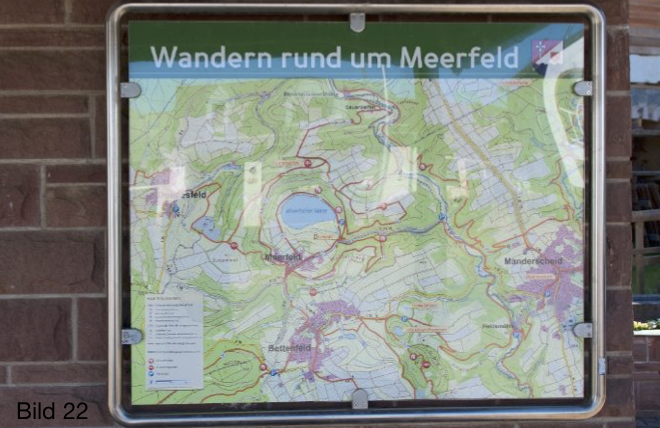 Eine Wanderkarte mit dem Titel „Wandern rund um Meerfeld“. Die Karte zeigt Wanderwege und umliegende Landschaften.