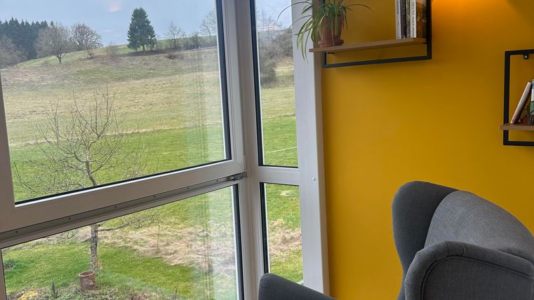 Blick aus dem Wintergarten in die Landschaft rund ums Haus Eifelkind