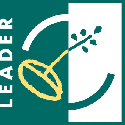 Logo der LEADER-Förderung mit stilisiertem gelbem Blatt auf grünem Hintergrund.