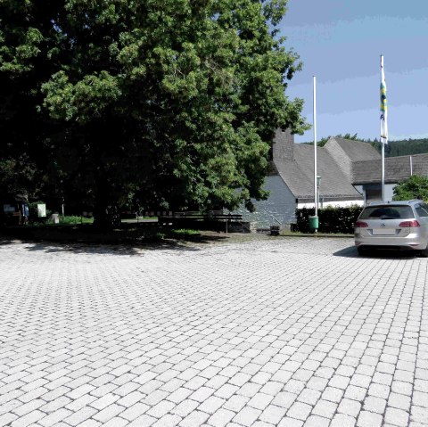Wandelaars parkeerplaats kerk Dedenborn, © Rursee-Touristik GmbH