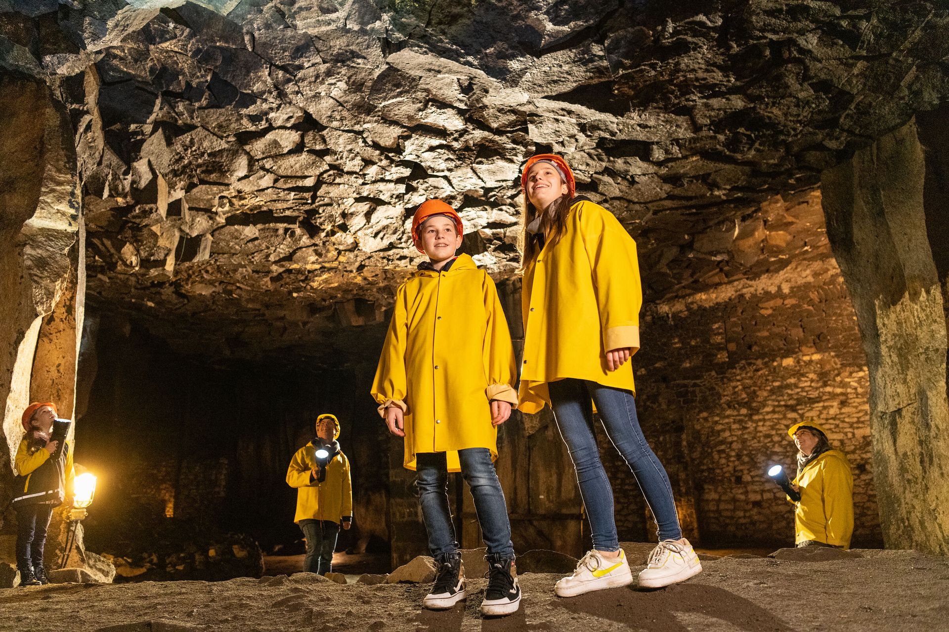 Höhle oder Keller der durch Abbau des Gesteins entstanden ist