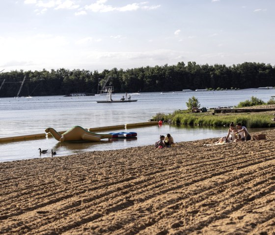 Dürener Seenrunde, met onderweg een pauze bij het zwemmeer Gürzenich, © Eifel Tourismus GmbH, Tobias Vollmer
