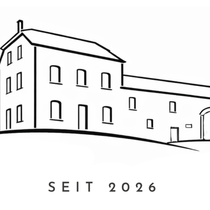 Ein einfaches, schwarzes Strichzeichnung eines Hauses mit mehreren Fenstern. Unter dem Haus steht der Text "SEIT 2026".
