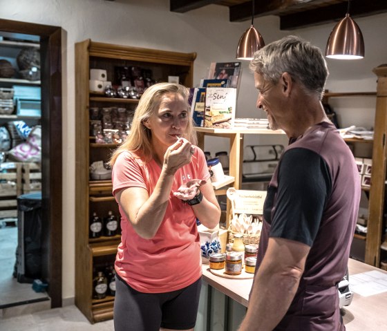 Je bent van harte welkom om de mosterd te testen in de mosterdmolen van Monschau, © Eifel Tourismus GmbH, Dennis Stratmann