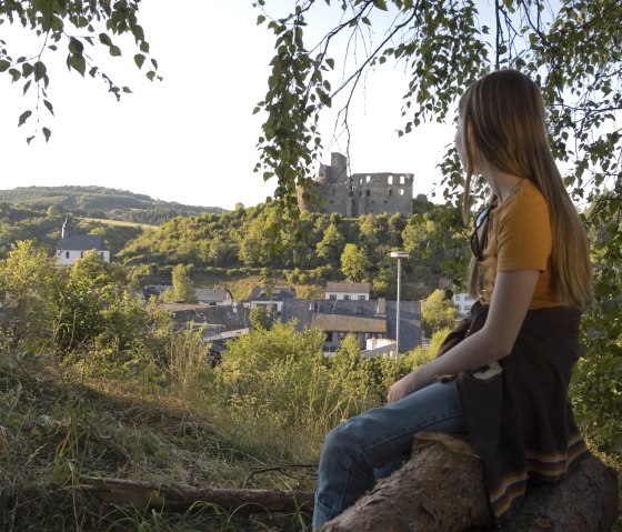 Vue sur les ruines du château depuis le chemin du château de la Virne, © Traumpfade
