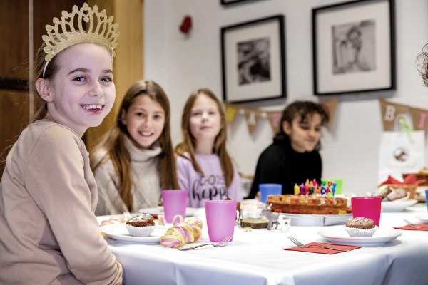 Jarig kind op een kinderfeestje in het Vulkanhof