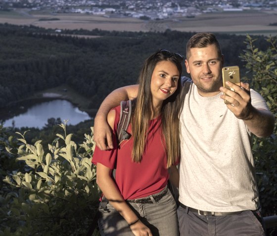 Selfie op de preekstoel van de duivel, © Vulkanregion Laacher See/Klaus Peter Kappest