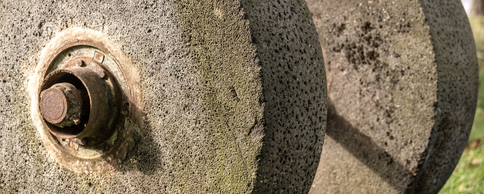 Aus dem vulkanischen Basalt wurden Mühlsteine hergestellt, © shapefruit AG