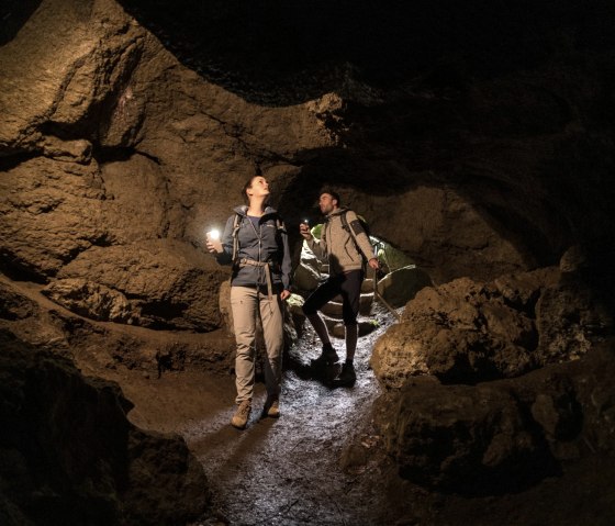 Grottes en pierre meulière près de Roth sur le sentier de l'Eifel, © Eifel Tourismus GmbH, D. Ketz