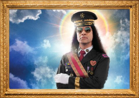 Un homme en uniforme militaire avec des lunettes de soleil se tient fièrement au premier plan. À l'arrière-plan, les nuages brillent et une lumière vive.