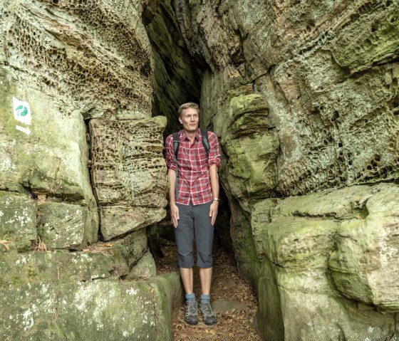 It's getting cramped in the Mandrack Passage at Felsenweg 3, © Eifel Tourismus GmbH, D. Ketz