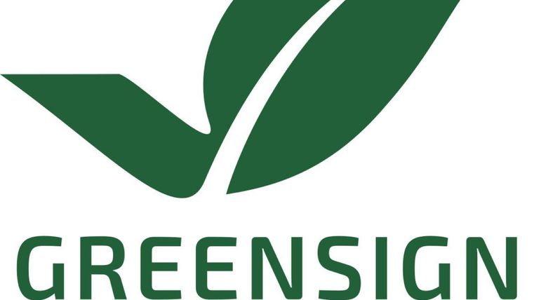 Un logo minimaliste pour l'hôtel Greensign. Il présente une feuille et le nom de l'hôtel en lettres vertes.