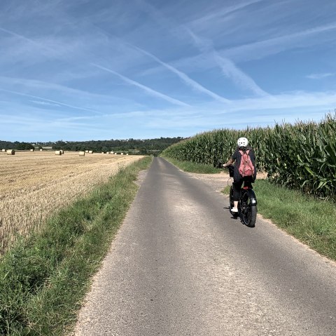 Fietsers op de pelgrimsroute door de Eifel, © Tourist-Information-Wittlich-Stadt-Land