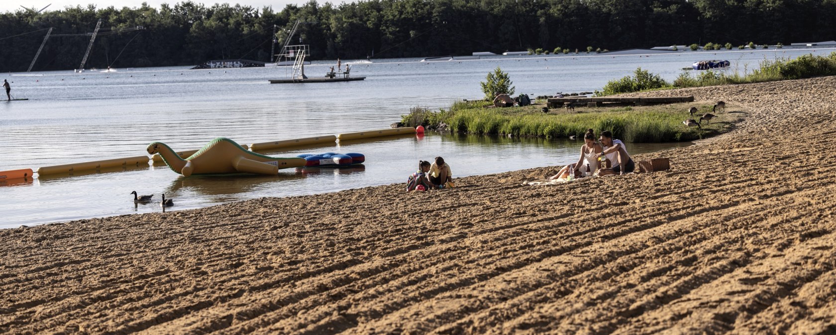 Dürener Seenrunde, met onderweg een pauze bij het zwemmeer Gürzenich, © Eifel Tourismus GmbH, Tobias Vollmer