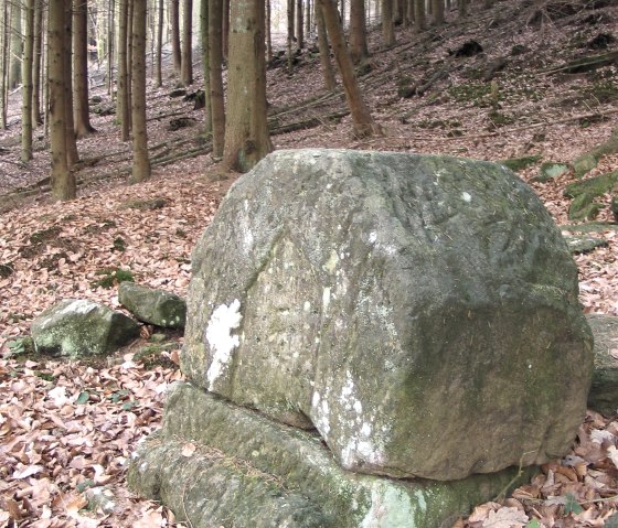 Römische Gräber von Holsthum - Hüttengrabstein, © Felsenland Südeifel Tourismus GmbH