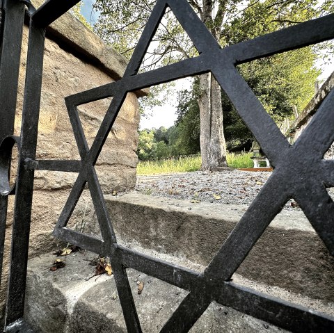 Jewish cemetery entrance area, © Felsenland Südeifel Tourismus GmbH, A. C. Krebs