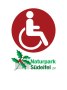 Ein Rollstuhlsymbol auf rotem Hintergrund über dem Logo des Naturparks Südeifel mit Stechpalmenzweig.