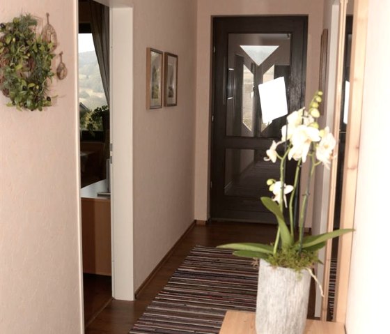 Flur und Eingangsbereich, © Der Flur mit Blick zum Eingang
