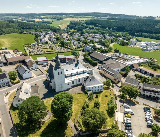 Bleialf mit Pfarrkirche Sankt Marien, © Tourist-Information Prümer Land/Eifel Tourismus GmbH, D. Ketz