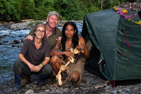 Eine beeindruckende Wüstenlandschaft mit roten Felsen und monumentalen Tafelbergen. Der klare Himmel ergänzt die rustikale Schönheit der Umgebung.
