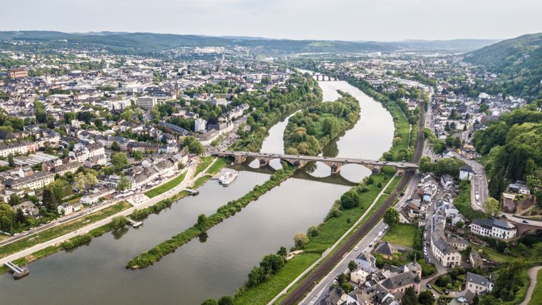 Luchtfoto van Trier met de Moezel en bruggen.