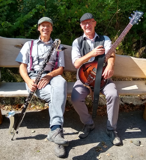 Een indrukwekkend kasteel omringd door weelderig groen en zachte heuvels. De heldere lucht straalt boven het historische landschap.