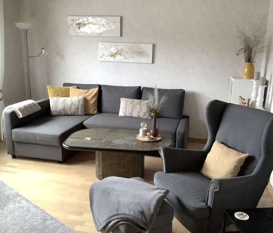 Wohnzimmer mit gemütlichem Ohrensessel
