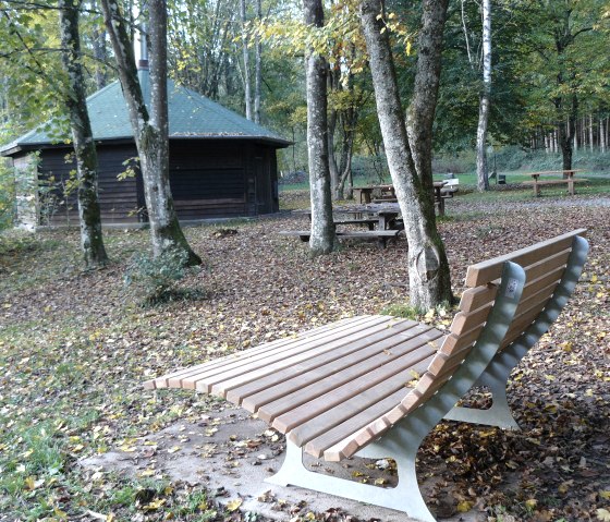 Aire de repos avec chaises longues confortables dans la vallée d'Alsbach, © Felsenland Südeifel Tourismus GmbH, Christian Calonec-Rauchfuss