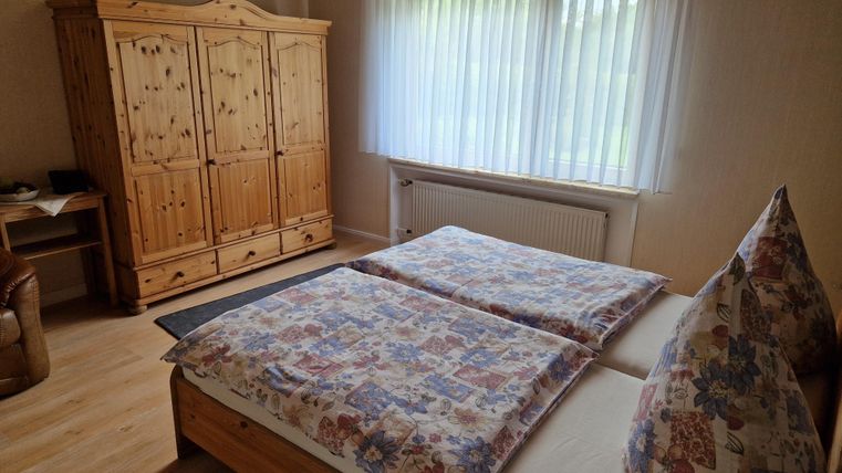 Tweepersoonsbed met een houten kast