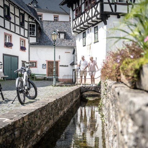 Pause vélo à la source de l'Ahr, © Eifel Tourismus GmbH, Dennis Stratmann