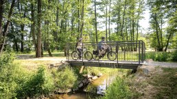Kurpark Stadtkyll mit Fahrrad, © Eifel Tourismus GmbH, Dominik Ketz