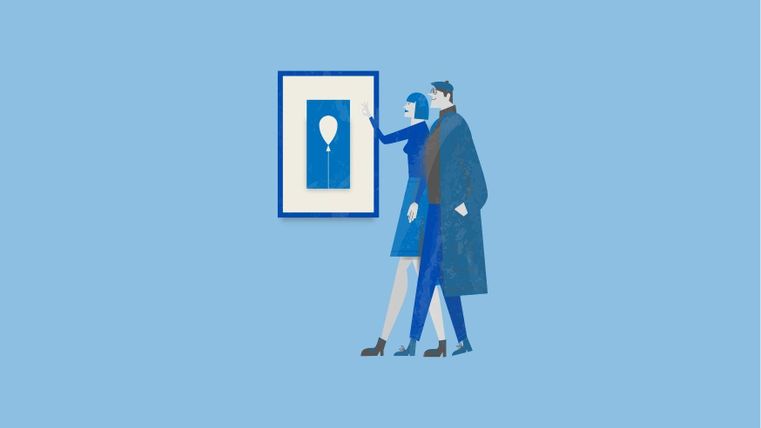 Ein Paar betrachtet ein Kunstwerk an einer Wand. Die Szene ist in verschiedenen Blau- und Grautönen gestaltet.