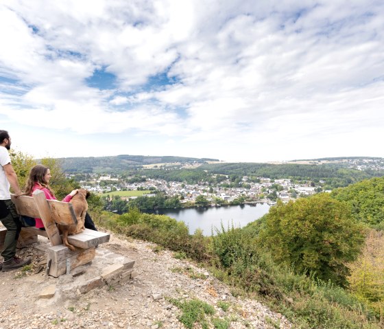 Resting with a view of Obermaubach, © Eifel Tourismus GmbH, AR-shapefruiteAG