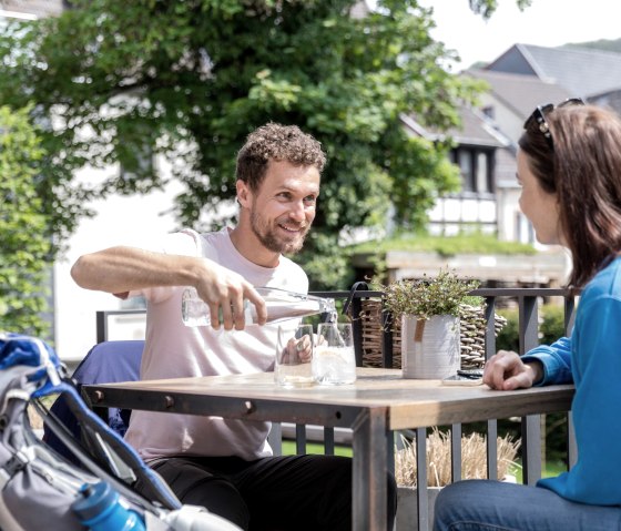 Pause auf der Terrasse in Café und Bar Marielle, © Eifel Tourismus GmbH, AR - shapefruit AG