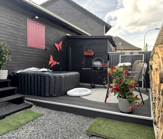 Outdoor terrace with whirlpool, © Dennis Winands