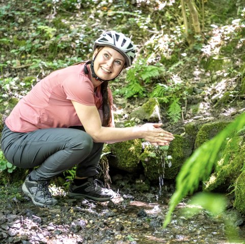 Erfrischung an der Quelle im Nettepark, © Eifel Tourismus GmbH/Dominik Ketz