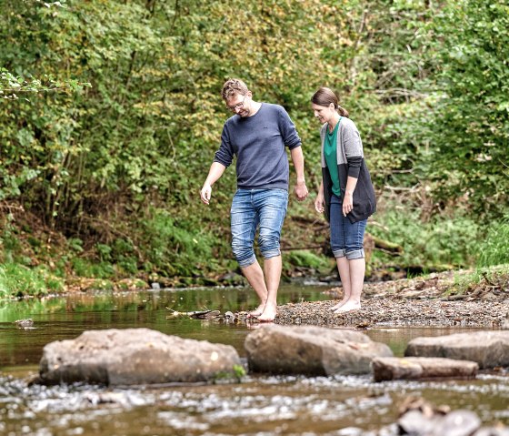 Barfuß durch die Kleine Kyll, © Florian Trykowski, Rheinland-Pfalz Tourismus GmbH