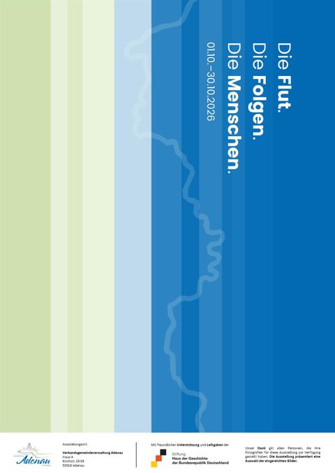 Een minimalistisch ontwerp met verticale kleurstrepen in blauw en groen. De tekst behandelt de overstroming, de gevolgen ervan en de getroffen mensen.