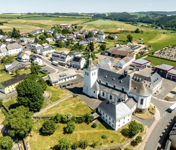 Vue sur Bleialf, sur le sentier du ruisseau, © Eifel Tourismus GmbH, Dominik Ketz
