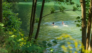 Eine Frau und ein Mann schwimmen im See