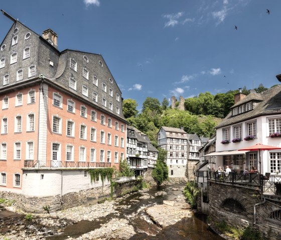 Frühstück an der Rur mit Blick auf das Rote Haus (c) Eifel Tourismus GmbH_D.Ketz, © Eifel-Tourismus GmbH, Dominik Ketz