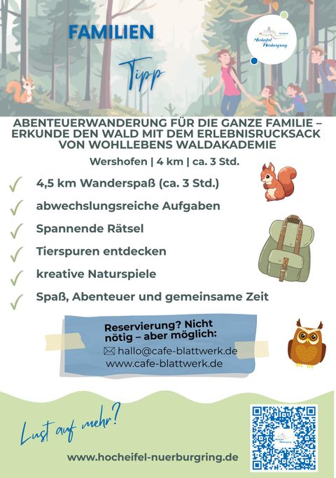Drie mensen wandelen door een groene bos met herfstbladeren. Ze lachen en genieten van de natuur.