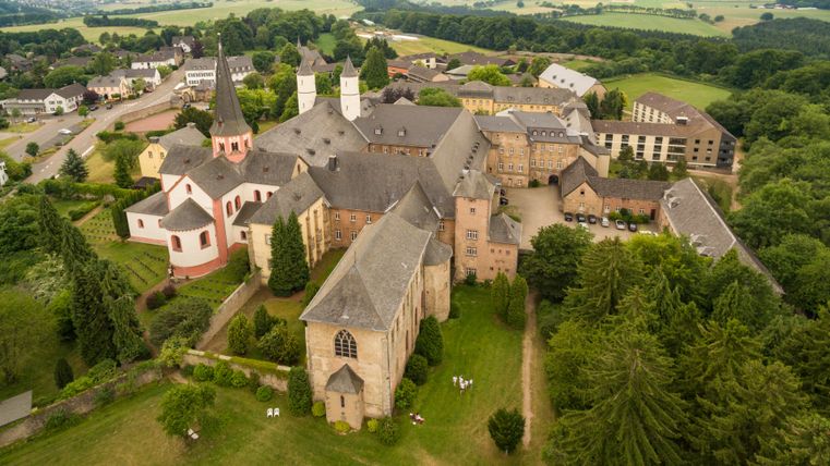 Vue d'en haut sur le monastère de Steinfeld, situé directement sur le sentier de l'Eifel.
