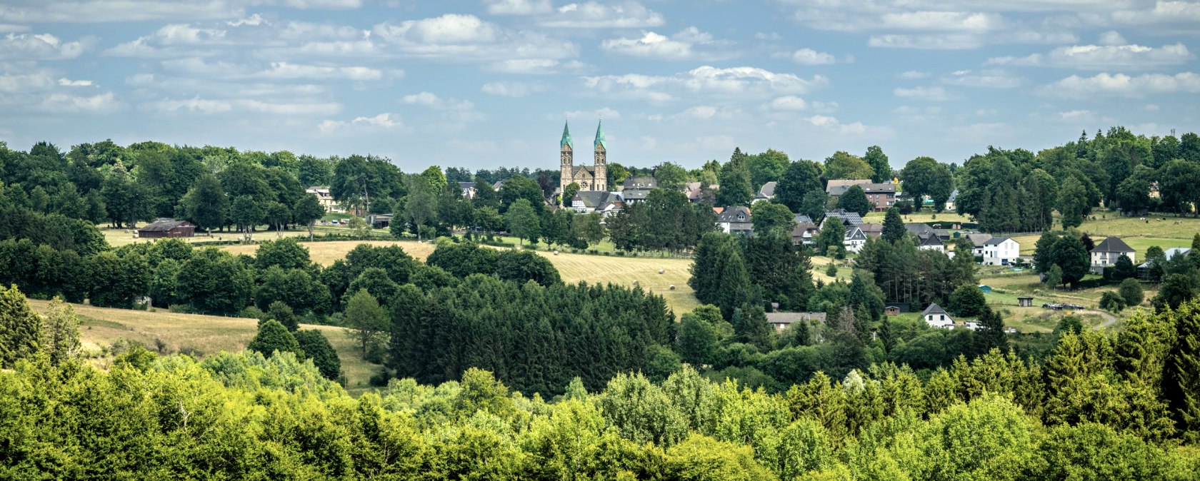 Ausblick Vennapostelweg auf Dom Kalterherberg-©Eifel Tourismus GmbH, Dominik Ketz, © Eifel Tourismus GmbH, Dominik Ketz