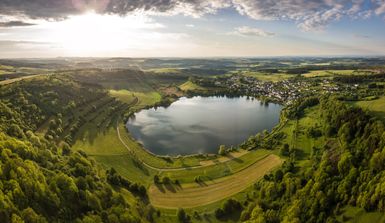 Blick auf einen See der durch Vulkanismus entstanden ist